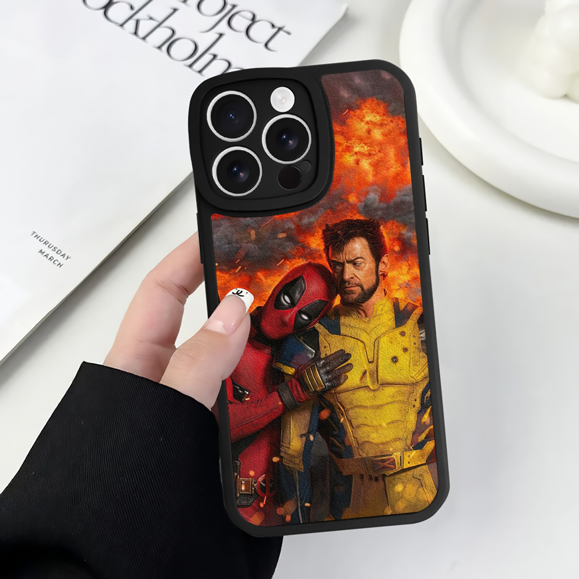 （画像用） Deadpool デッドプール 【iPhone 16シリーズ対応】シリコンスマホケース（レザー調） 材質：シリコン